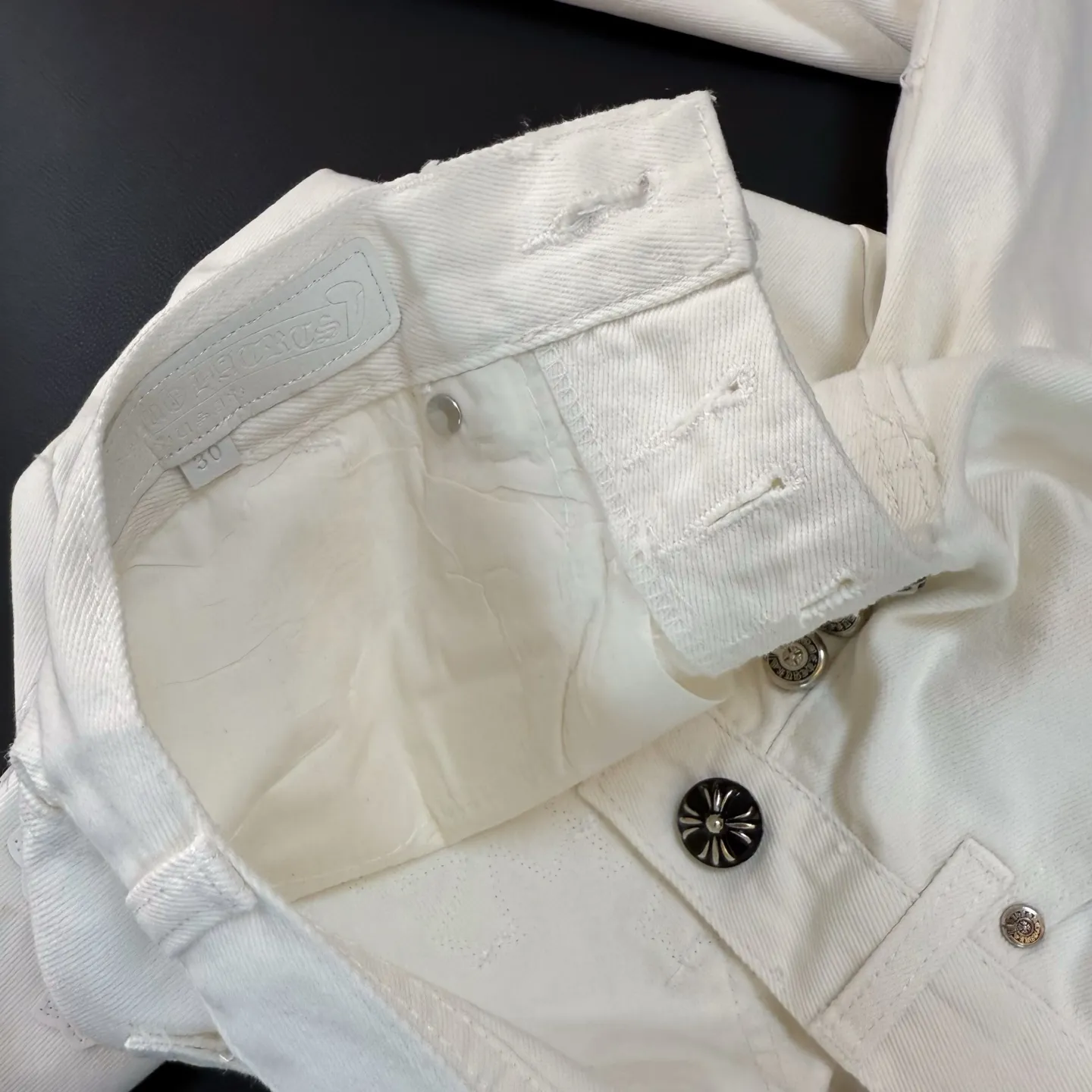 P300 Style number: D297 Chrome Hearts White Ox King Size: 28, 30, 32, 34 (S-XL) Color: White Size reference: Pants length 100 102 104 106 106 Waist 72 76 80 84 88 Recommended weight S (about 110 pounds) M (about 120 pounds) L (about 140 pounds) XL (around 165)